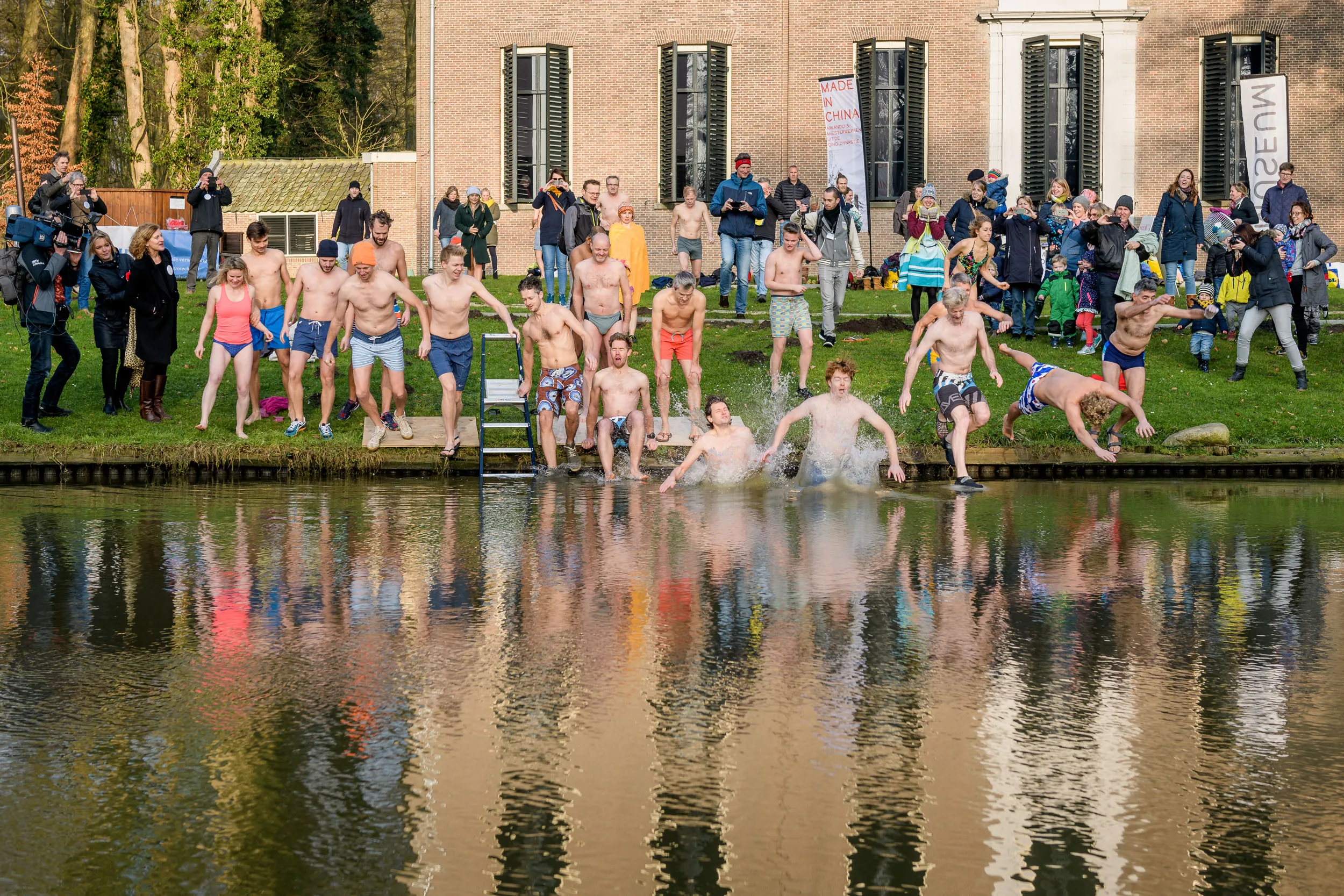 nieuwjaarsduik in de kromme rijn bij museum oud amelisweerd foto jelmer de haas