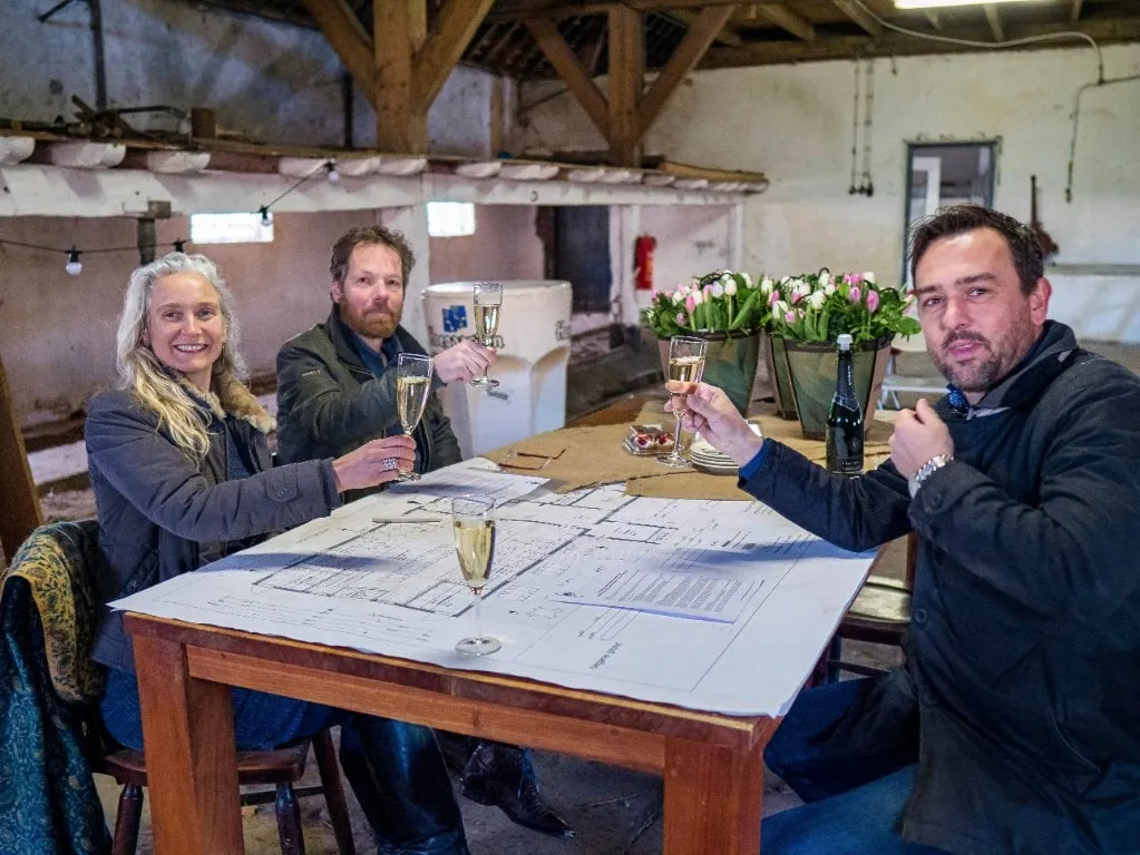 ondertekening bierbrouwerij vlnr danielle van elk menno van piggelen thom van de pol fotograaf gerband langenberg1