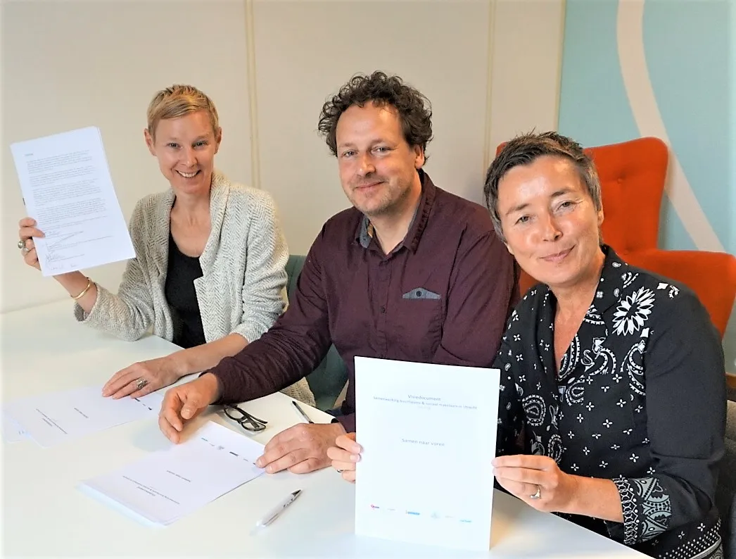 ondertekening visiedocument samen naar voren