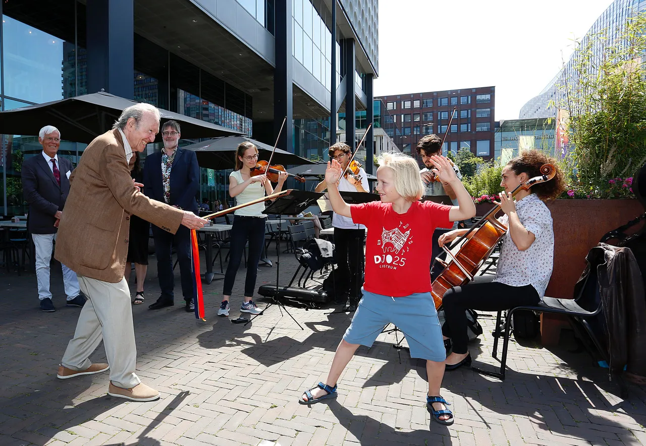 opening nska strijkkwartetfestival stefan metz reikt strijkstok uit aan nino 9jaar