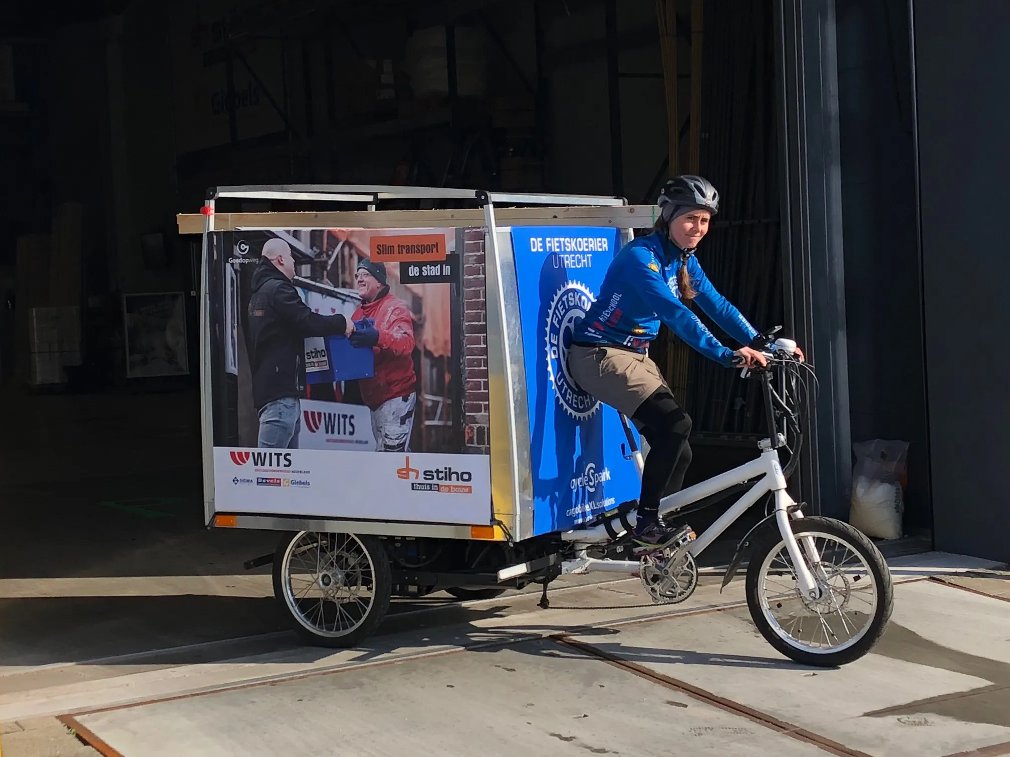 persfoto fietskoerier jolijn klaar de voor eerste rit 2