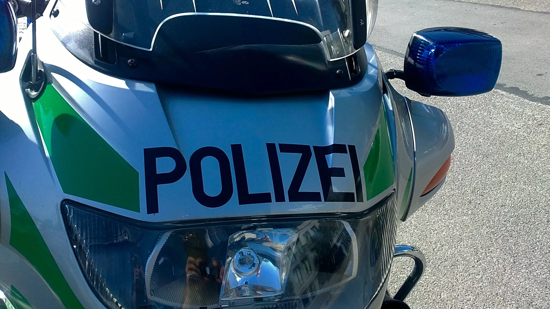 polizeimotorrrad 327900 1920 1