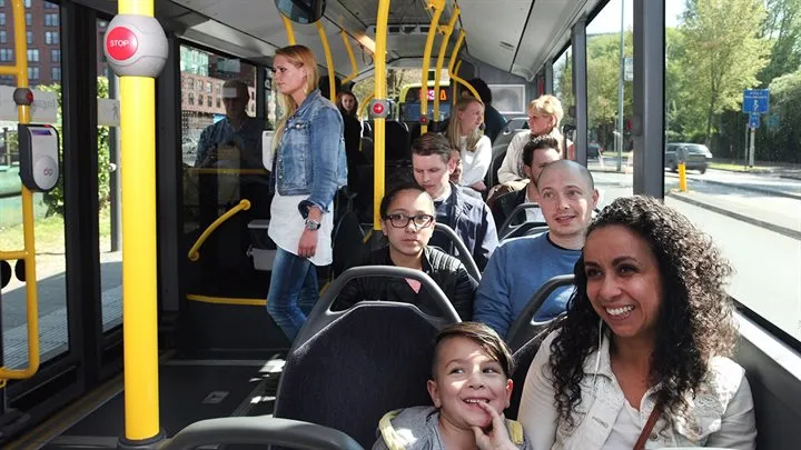 reizigers in bus