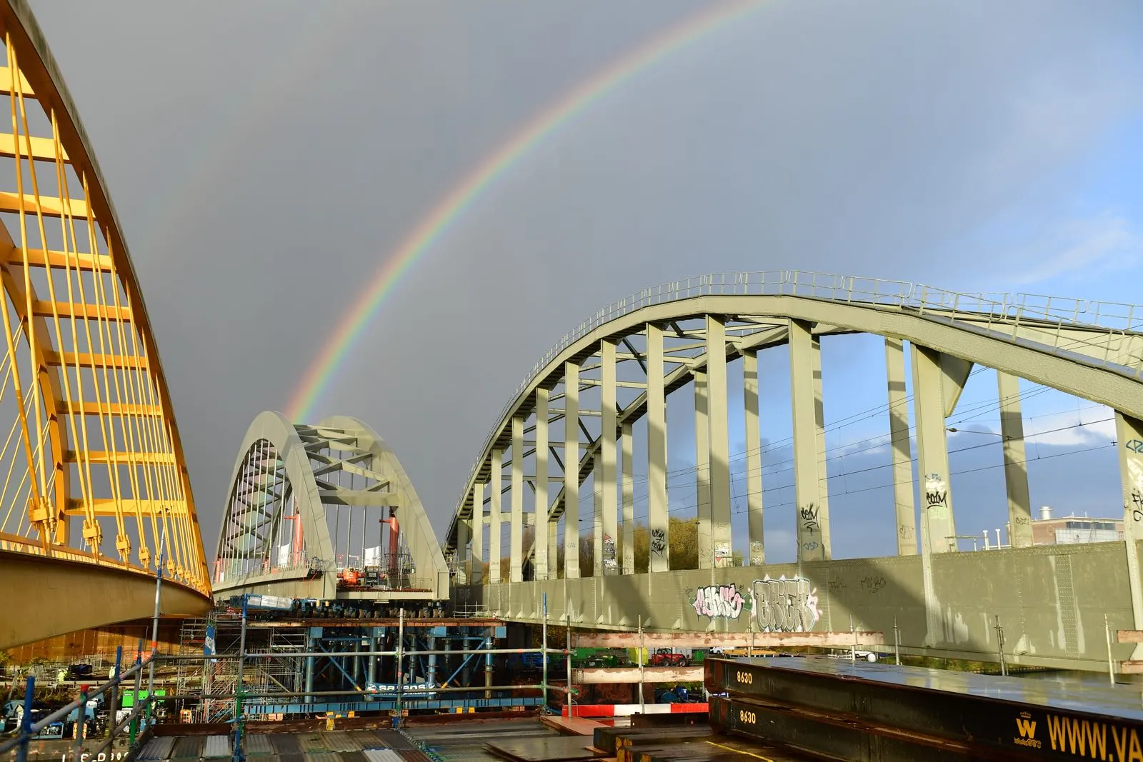 spoorbrug regenboog