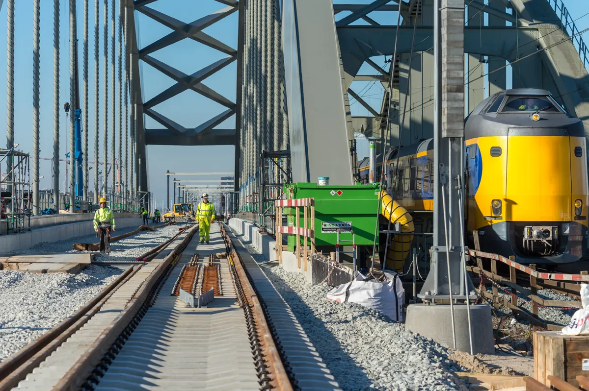 spoorbrug utrecht met trein
