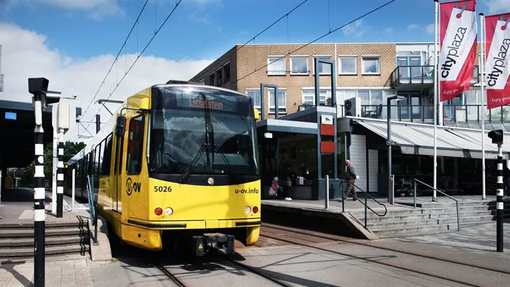 tram rijdt weg van halte nieuwegein centrum