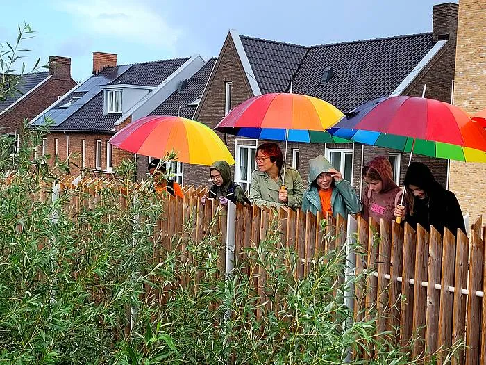wethouder linda voortman en kinderen van kindcentrum rijnvliet bewonderen het voedselbos