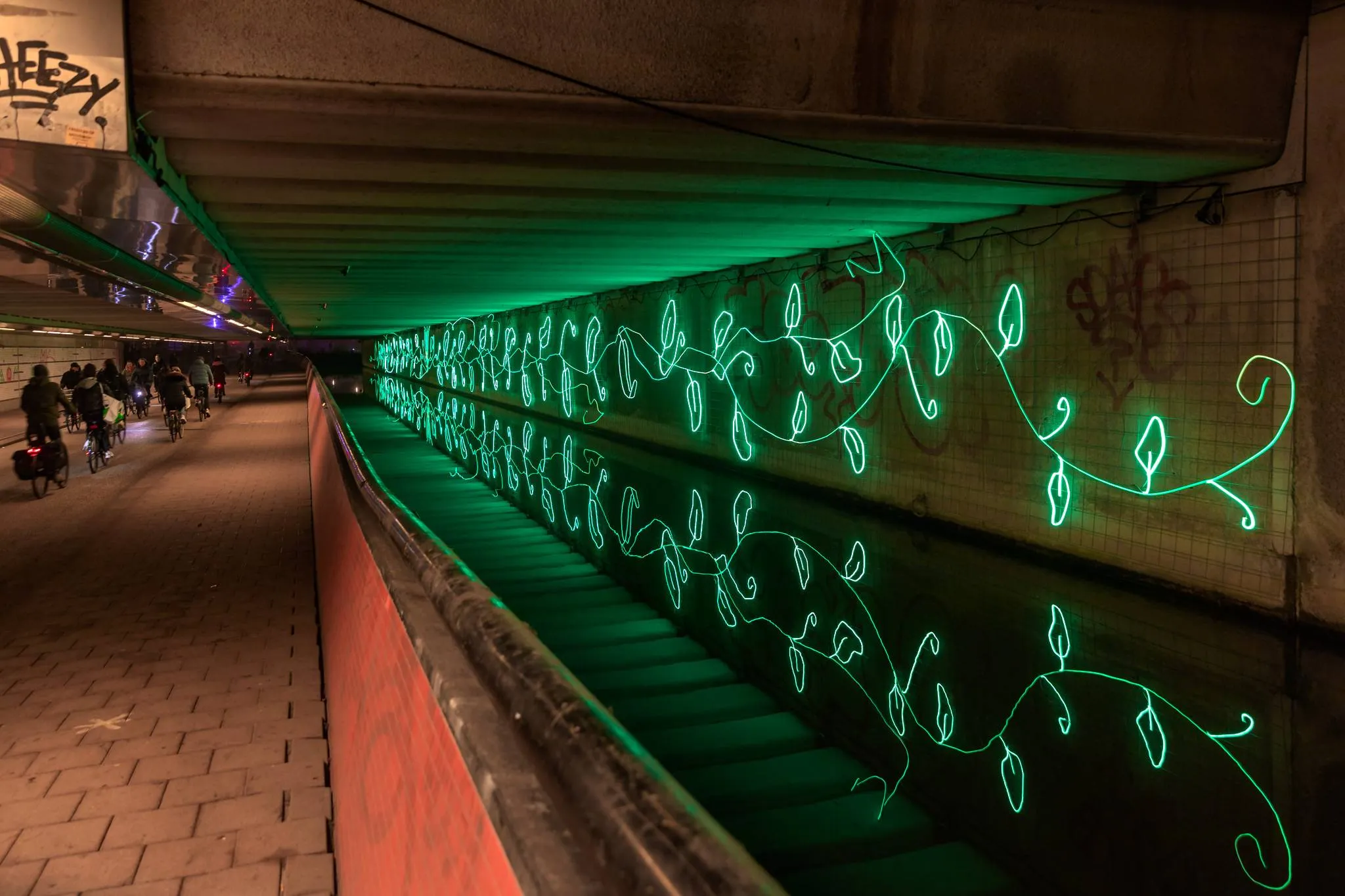 lichtkunstwerk overgrown