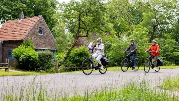 fietsers fietsen met fietshelm op