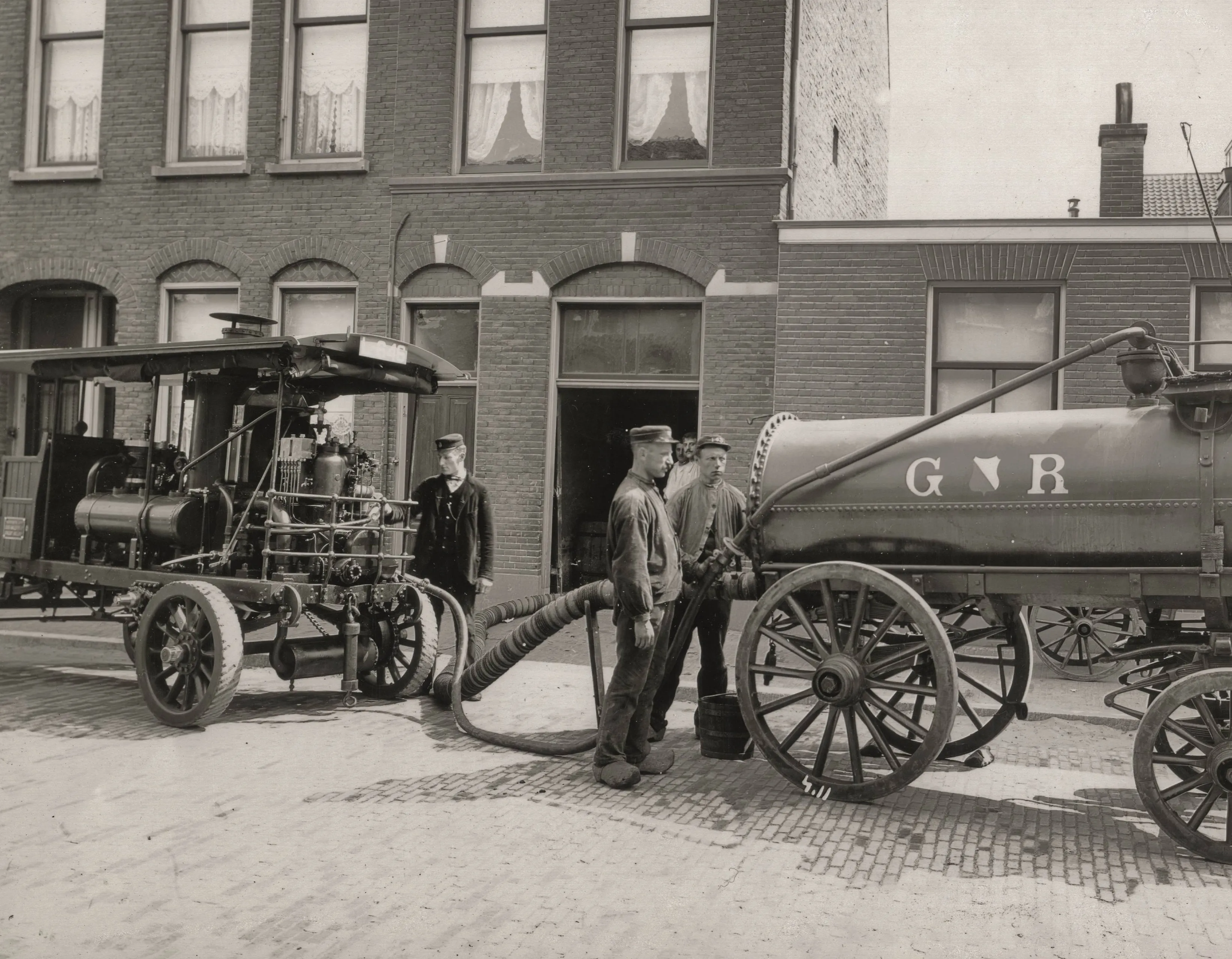 medewerkers van de gemeentereiniging halen met een pompwagen een beerput leeg 1906 1910 onbekend hua 57518