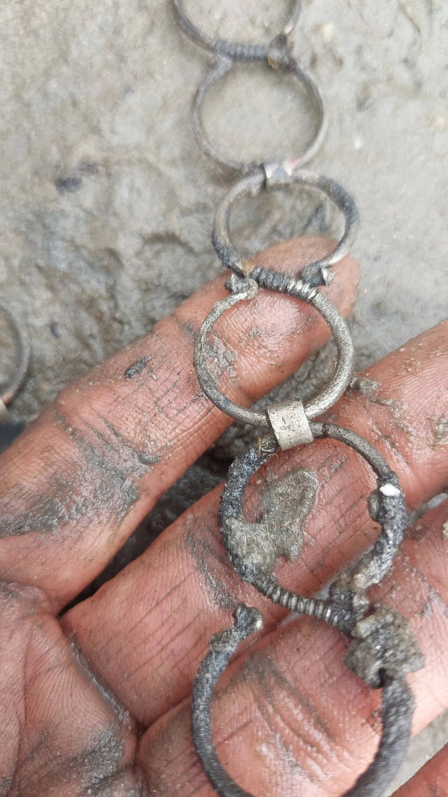 detail van de zilveren gordelketting uit de poel
