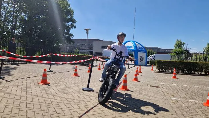 jongen op e-bike