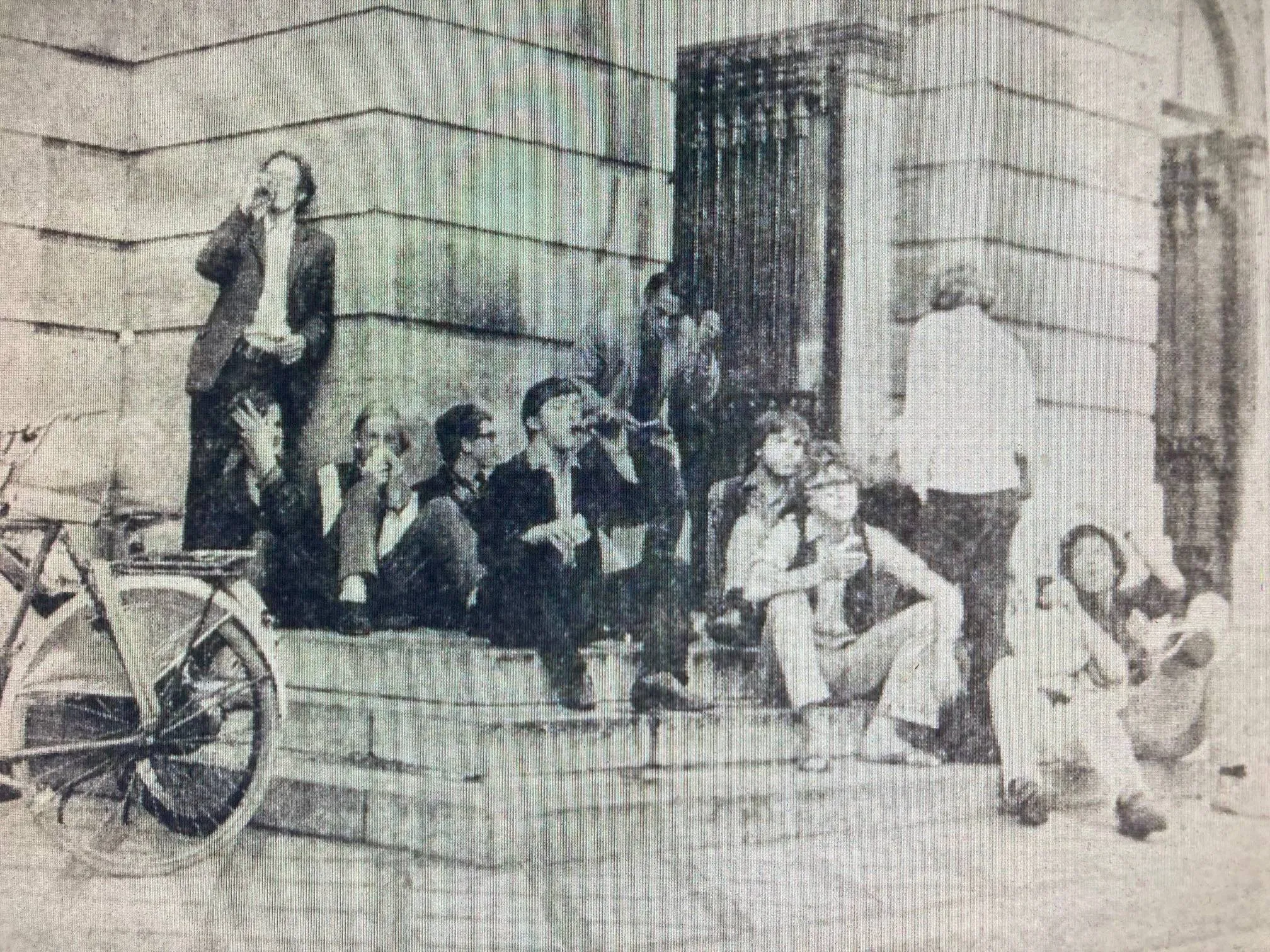 jongelui op trappen stadhuis