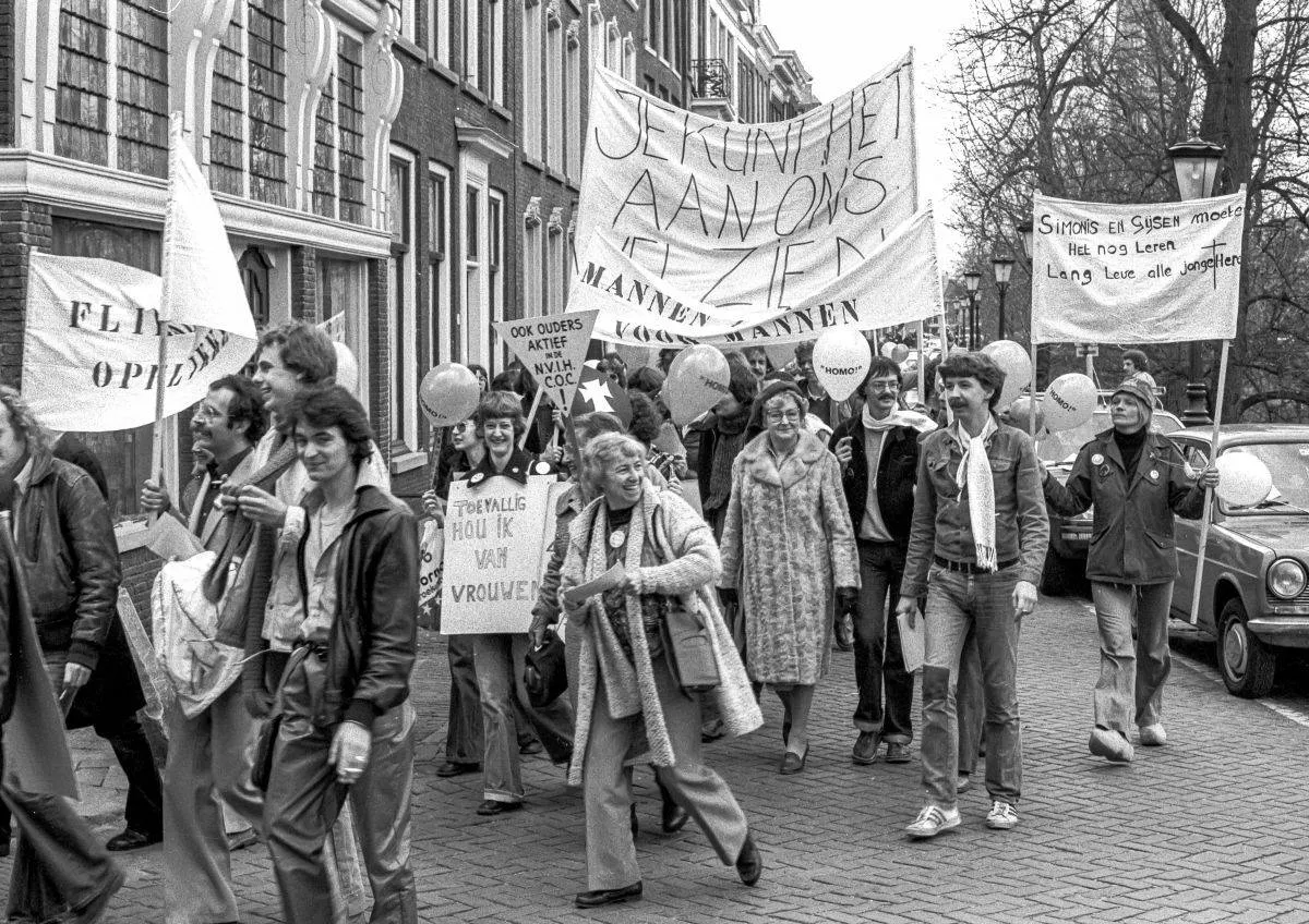 Demonstratie door de stad tijdens de opening van het COC-pand aan de Oudegracht 221