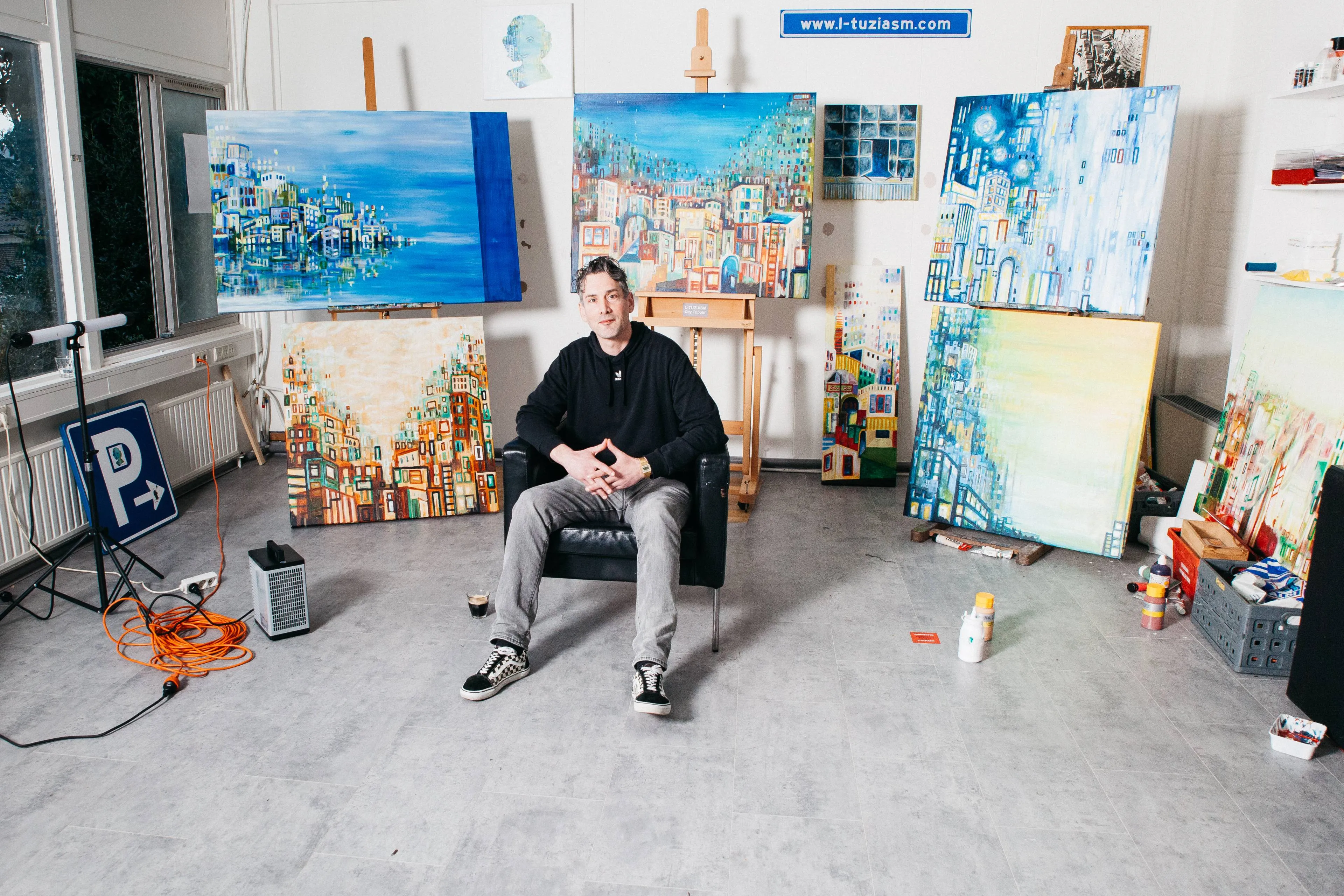 expositie Utrechtse kunstenaar L-Tuziasm in Bunk. L-Tuziasm in zijn atelier