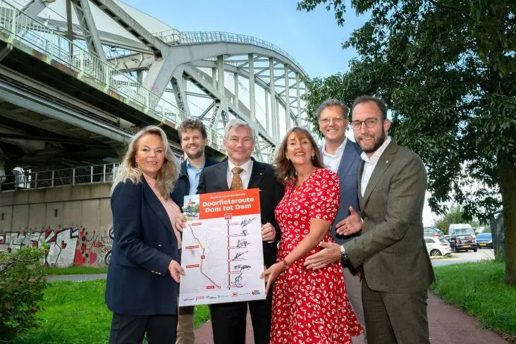 Ondertekenaars bestuursovereenkomst doorfietsroute Dom tot Dam