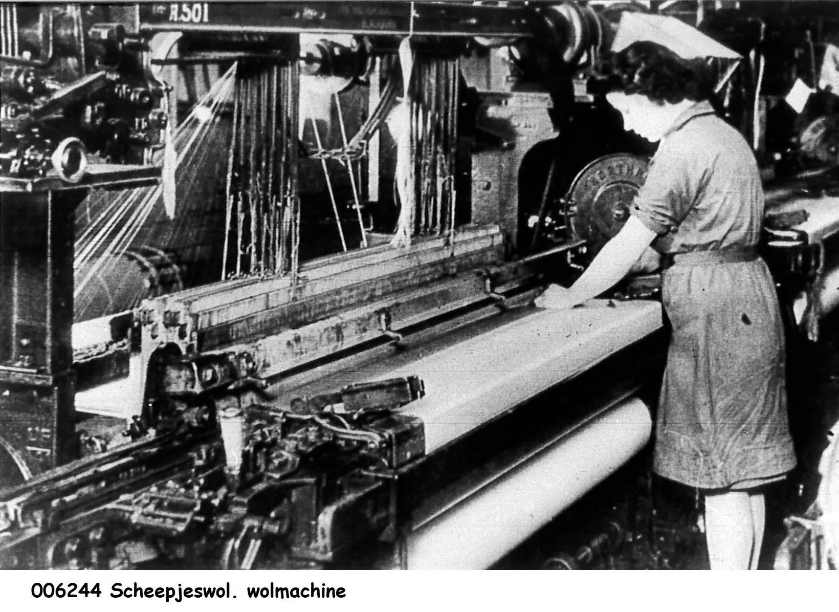 006244 foto scheepjeswol wolmachine met een vrouw