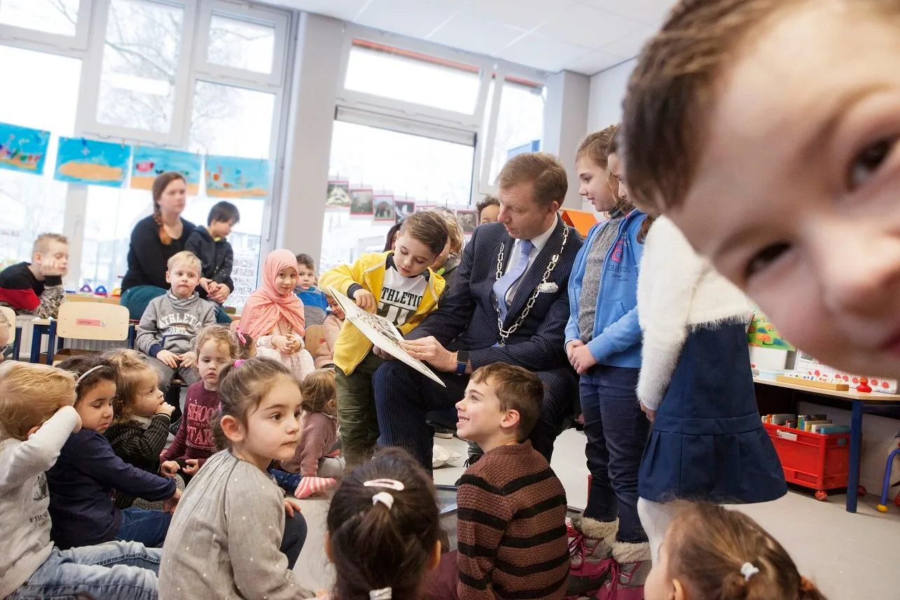 burgemeester kats leest voor