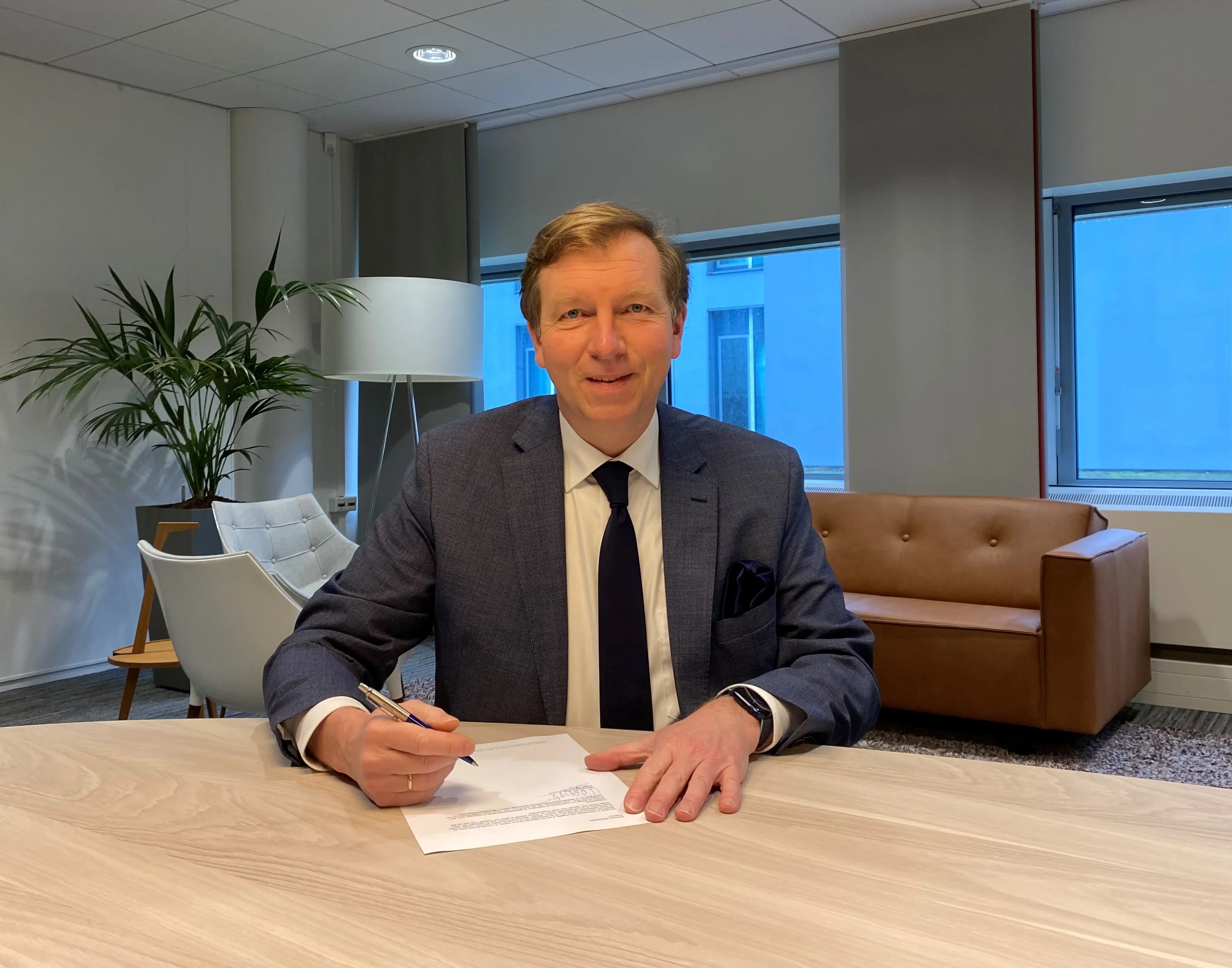 foto 1 ondertekening brief door burgemeester gert jan kats