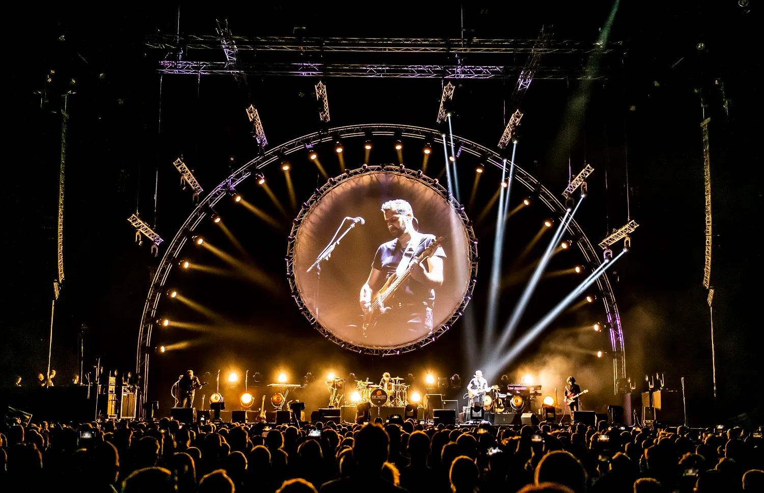 pink project the band liggend fotograaf nico alsemgeest kleiner