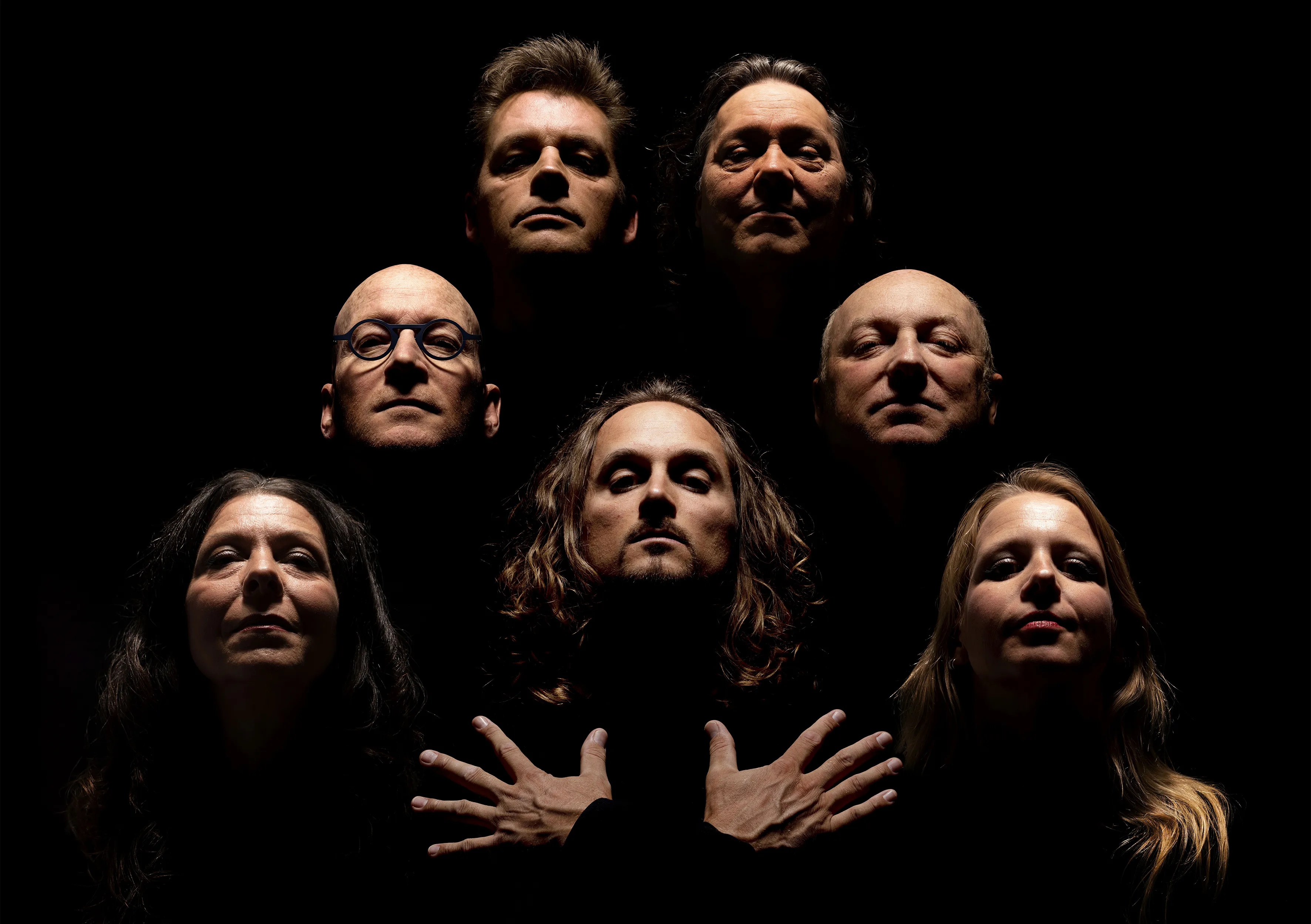 promobeeld crazy little things queen the story liggend fotocredits don cruscio