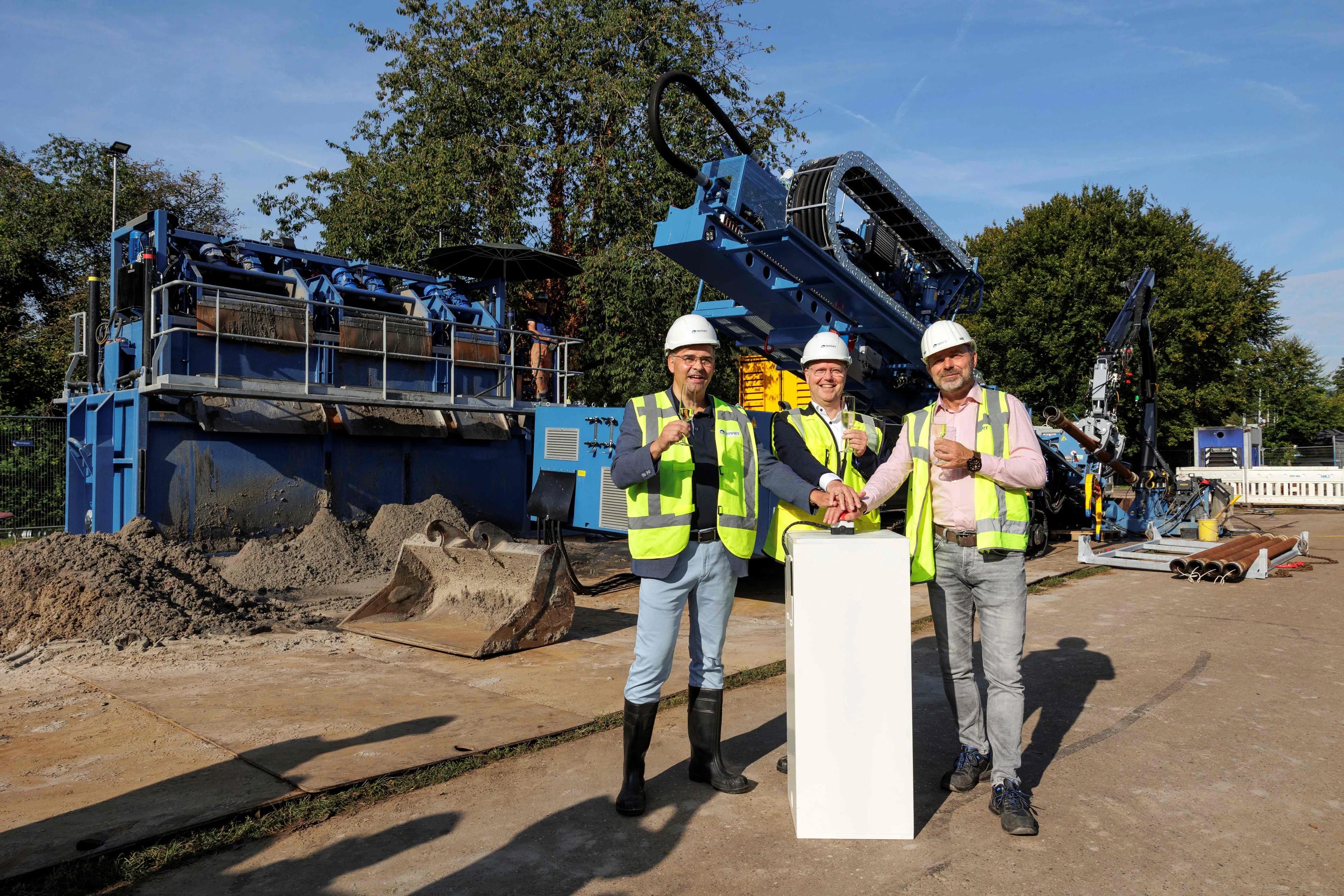 foto 1 vrnl diederik engelsman van tennet wethouder engbert stroobosscher en michael melssen van het platform hoogspanning