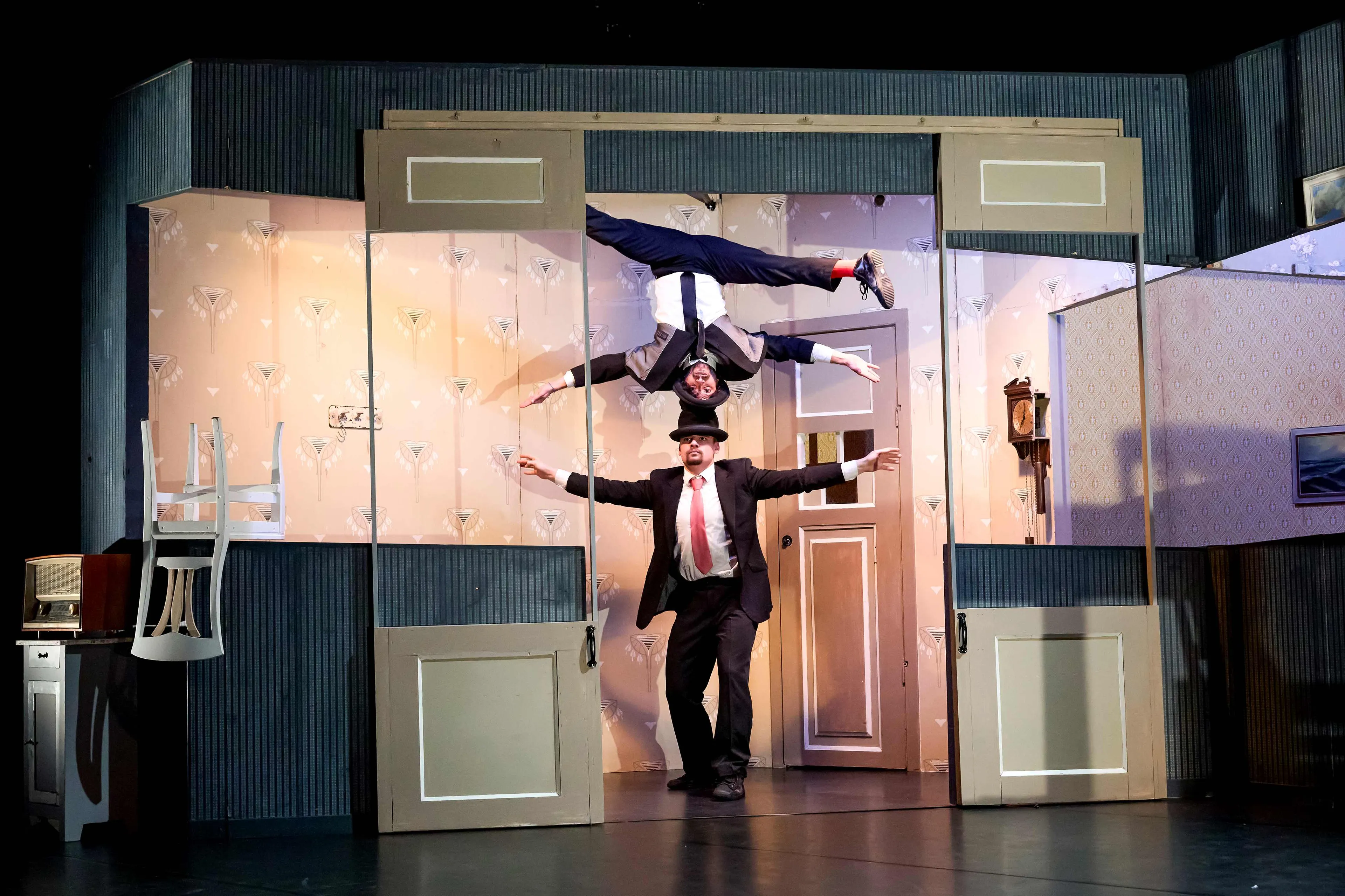 2boost producties man met hoed roos de bolster 1722