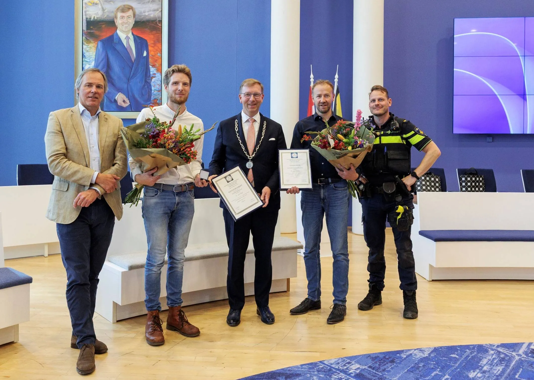 foto 2 bij persbericht 27-Erkenning voor twee redders bij auto-ongeluk Duivenwal