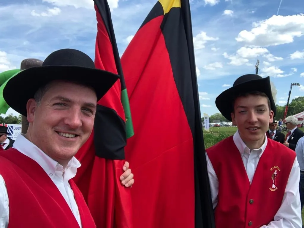 20220622 sint caeciliagilde veldhoven rene smetsers en zijn zoon beiden als vendelier