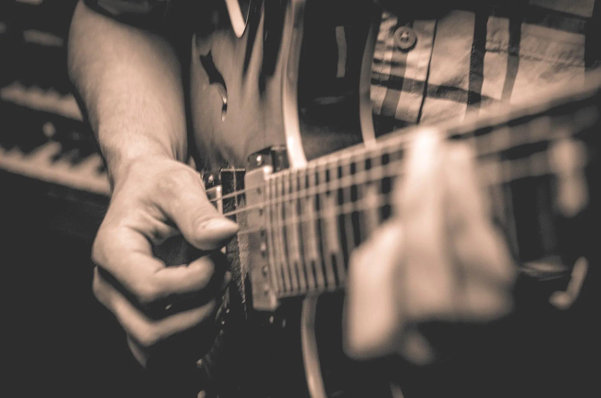 gitaar carlos urrutia on unsplash