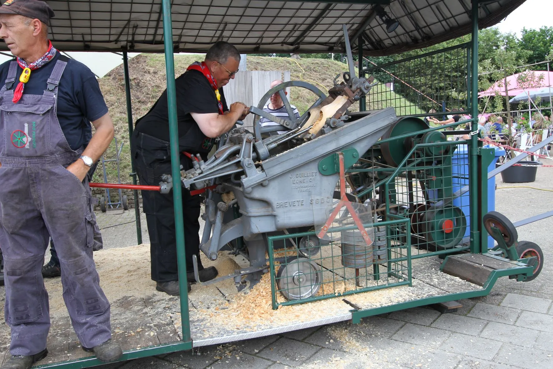 klompenmachine in werking