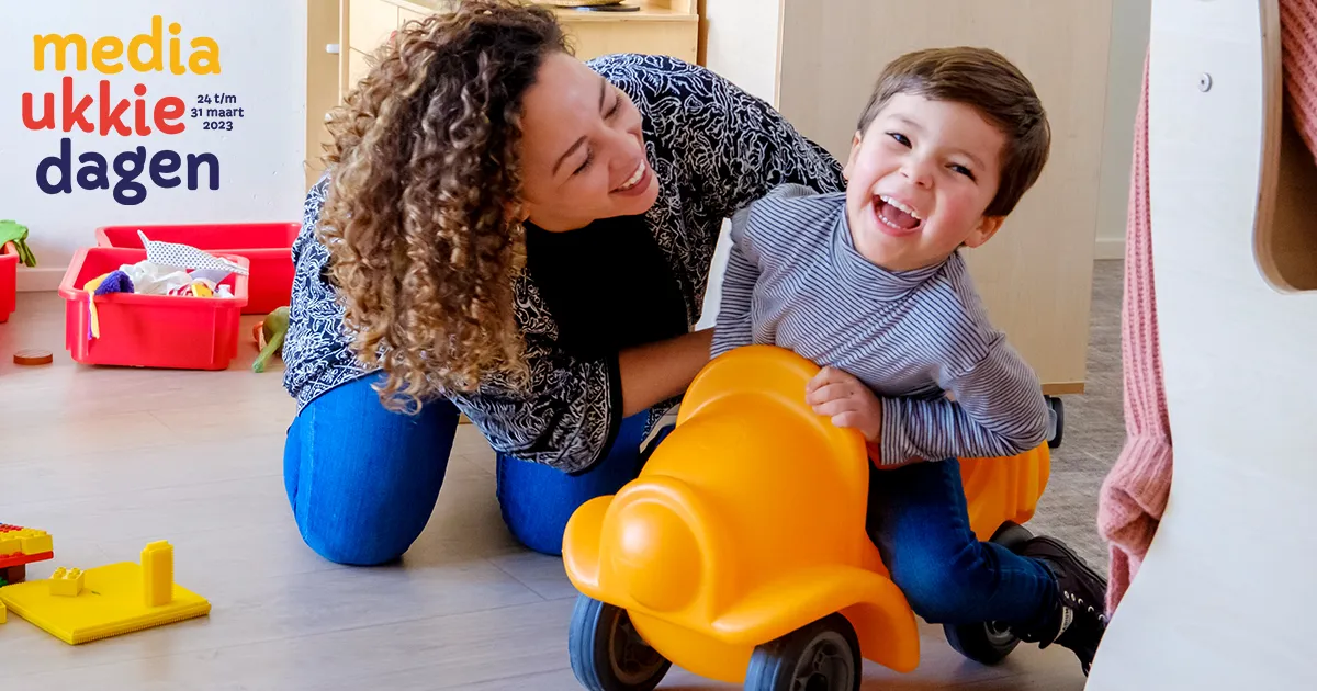 liggend kind en ouder spelen op de grond