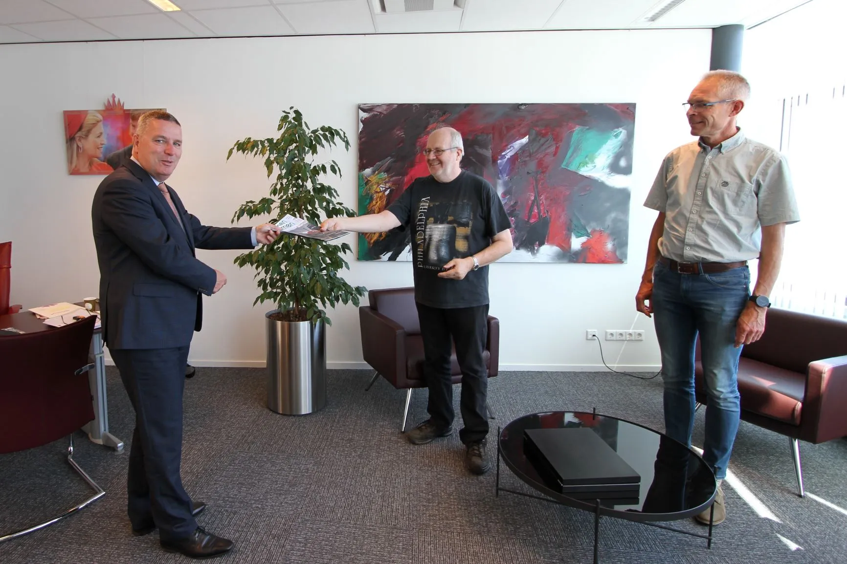 overhandiging samen aan burgemeester