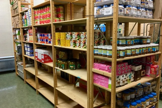 voedselbank met lege schappen1