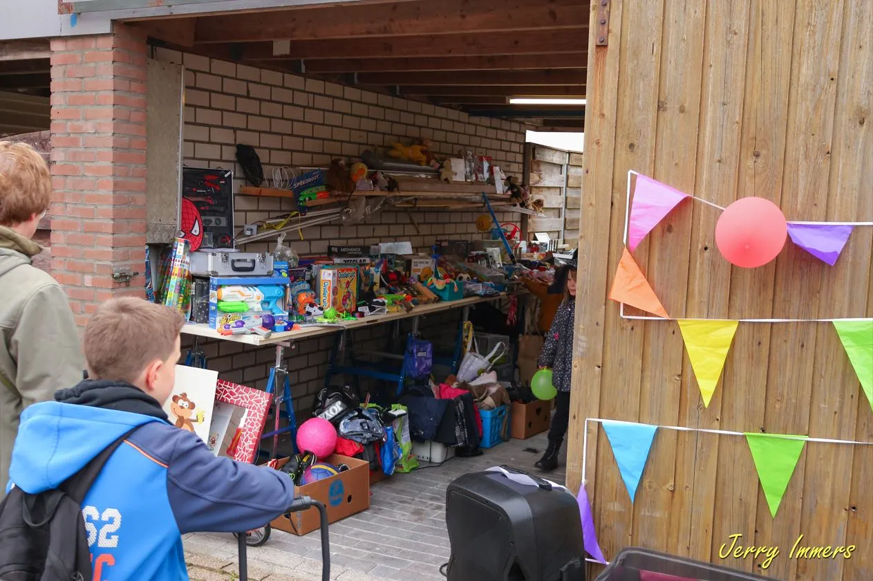 garagesale 04