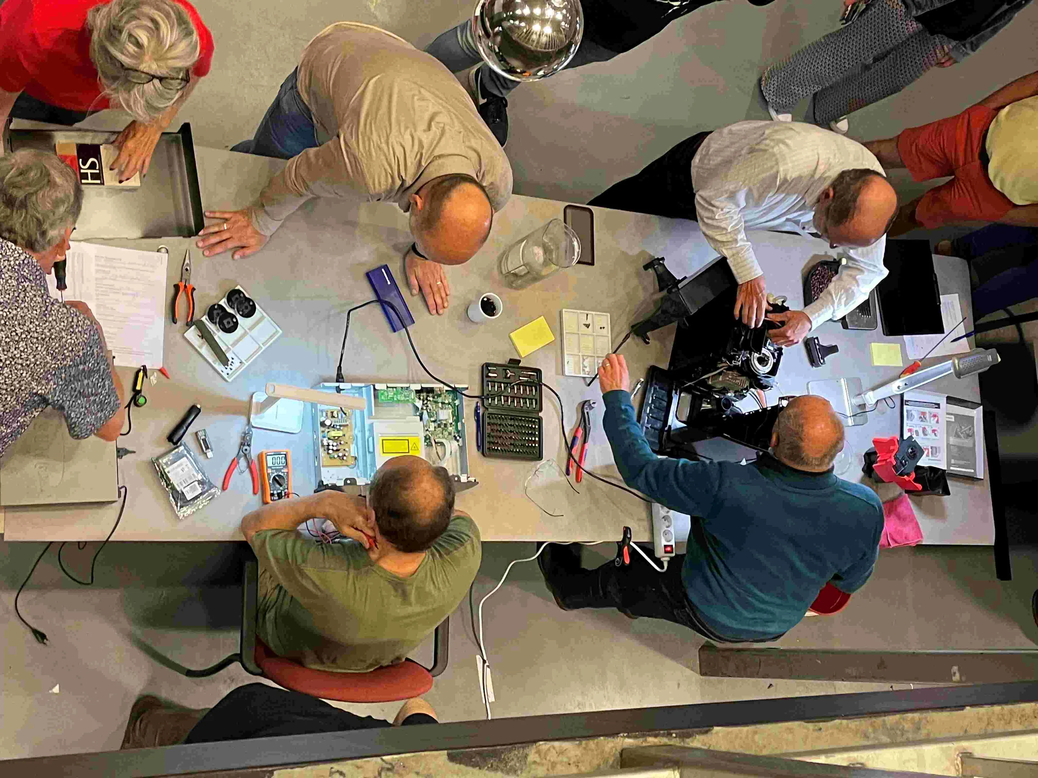 repair cafe reparateurs aan het werk