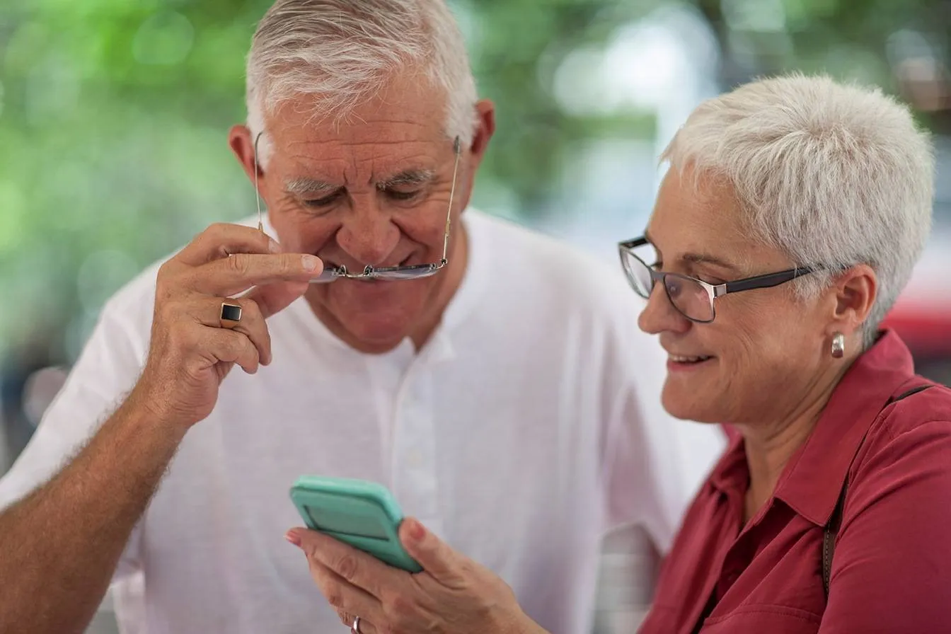 Vrouw uitleg smartphone