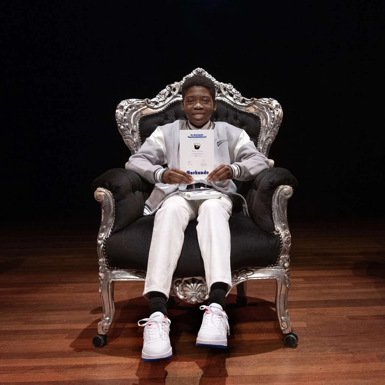 Prince in voorleesstoel foto Willem Binnendijk