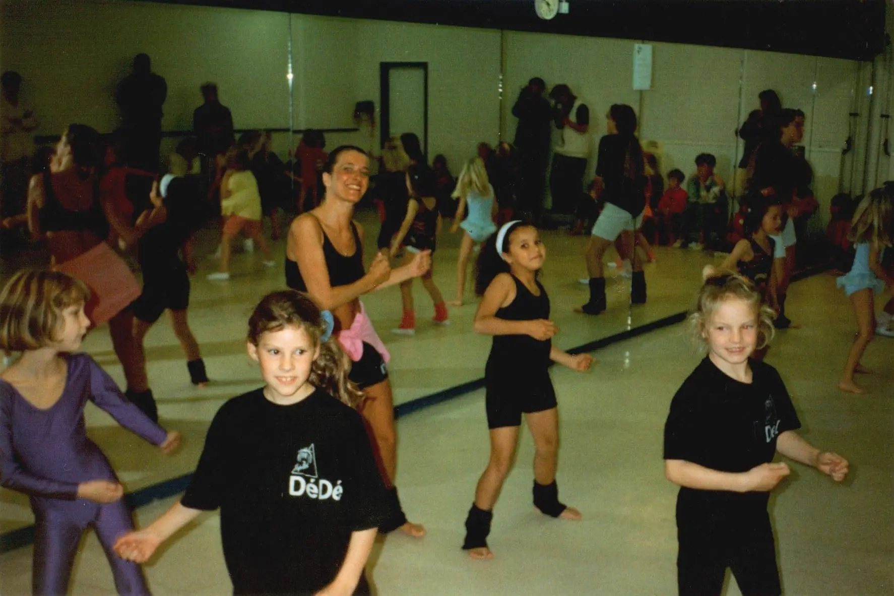 Juf Marionne (de oprichtster van DéDé Dance) geeft een kijkles in 1993