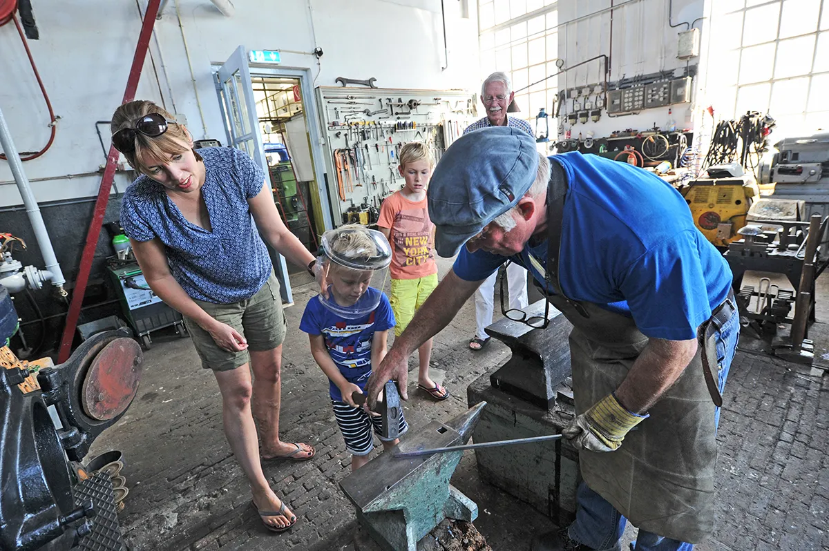 de smeedhamer hanteren bij de smid