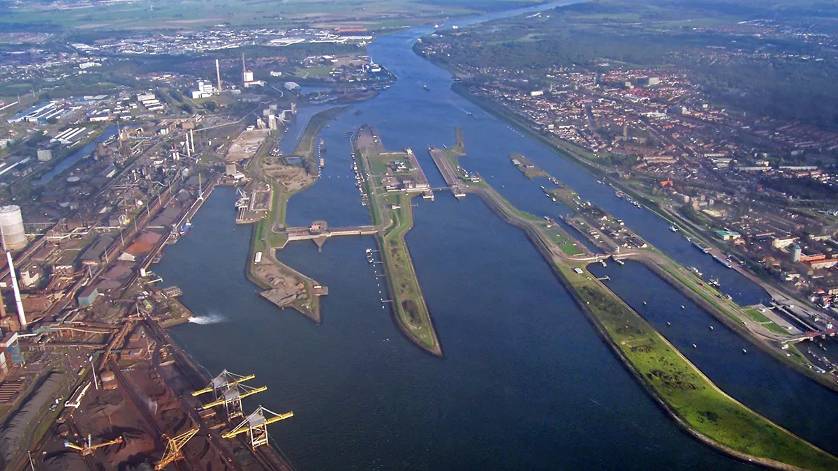 ijmuiden sluis noordzeekanaal 20050928 40421 wiki