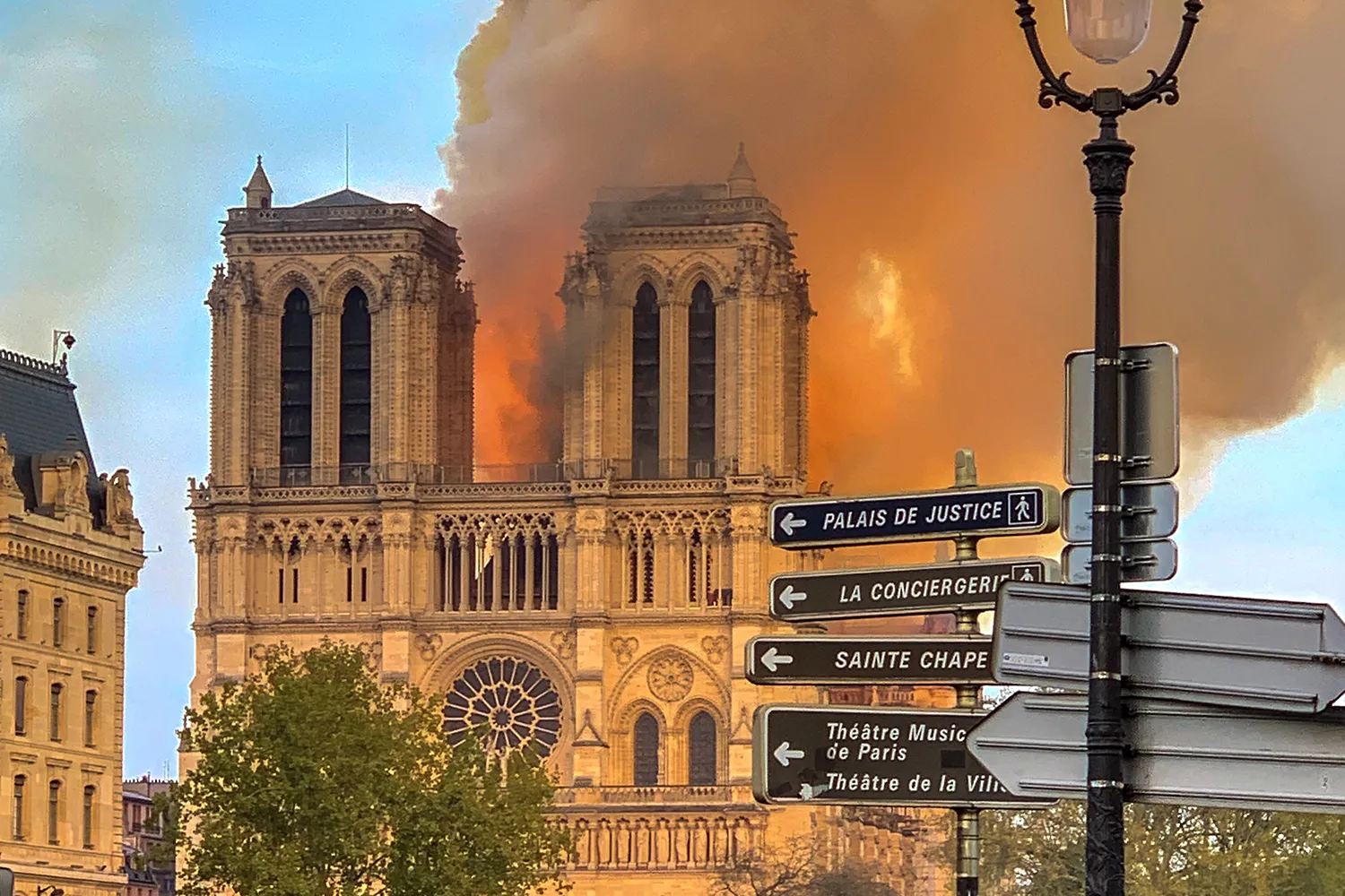 notre dame on fire 15042019 1