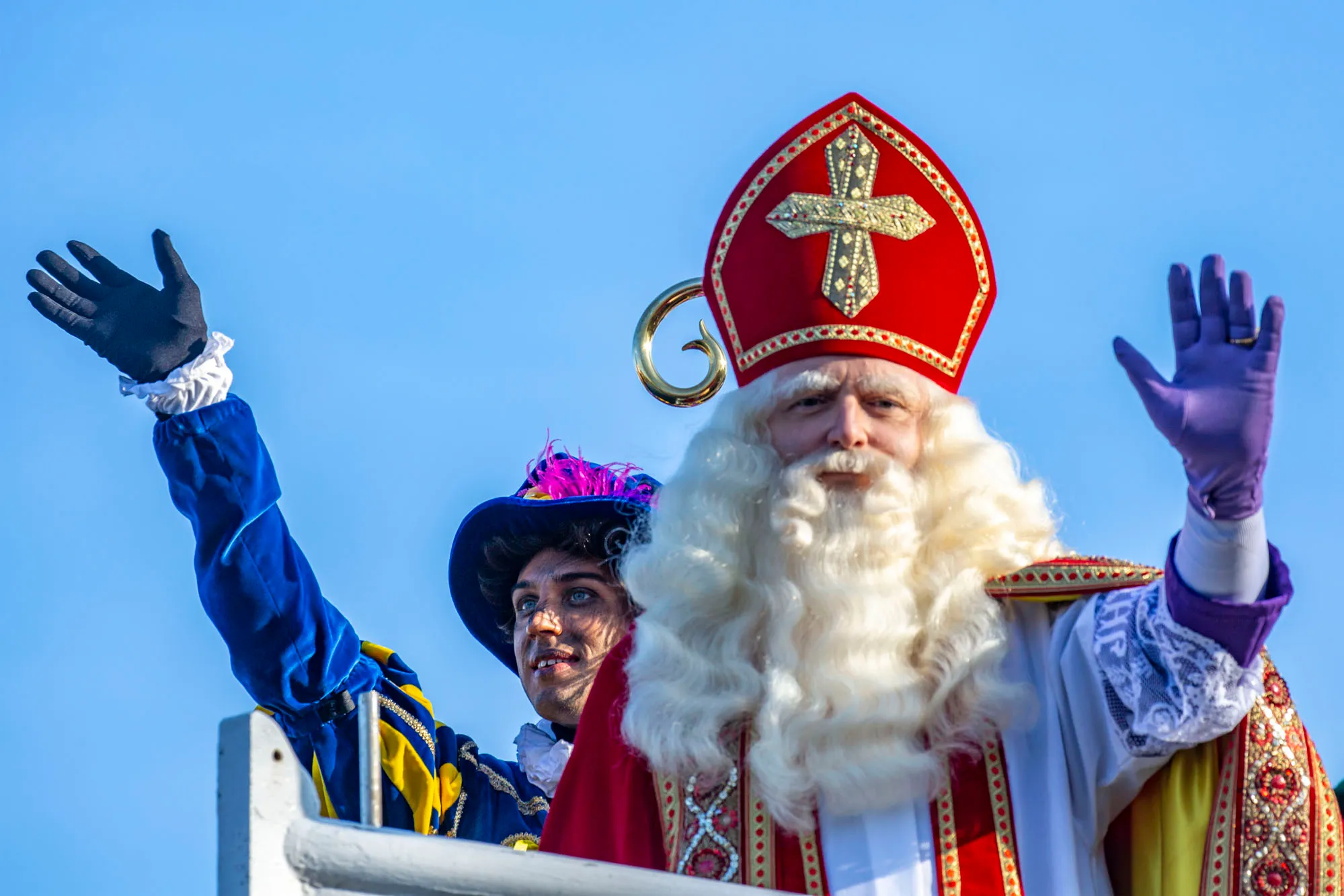 sint en piet zwaaien