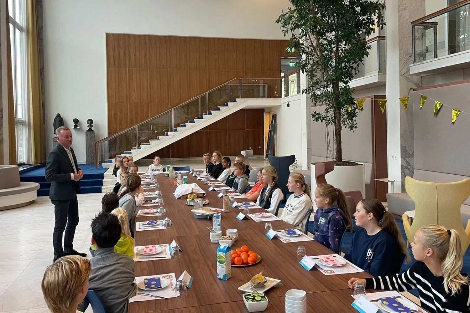 burgemeester dales ontbijt met groep 8 van basisschool de toermalijn kopieren