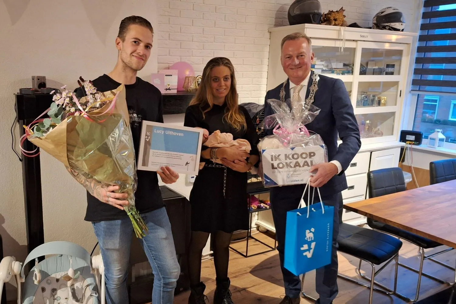 burgemeester frank dales samen met trotse ouders shirley en joey en hun dochter lucy