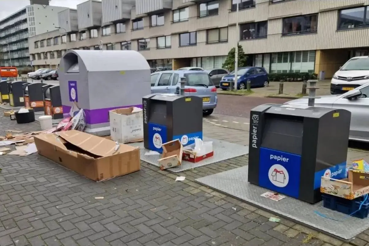 Afval-naast-de-container-in-Zeewijk-1068x601