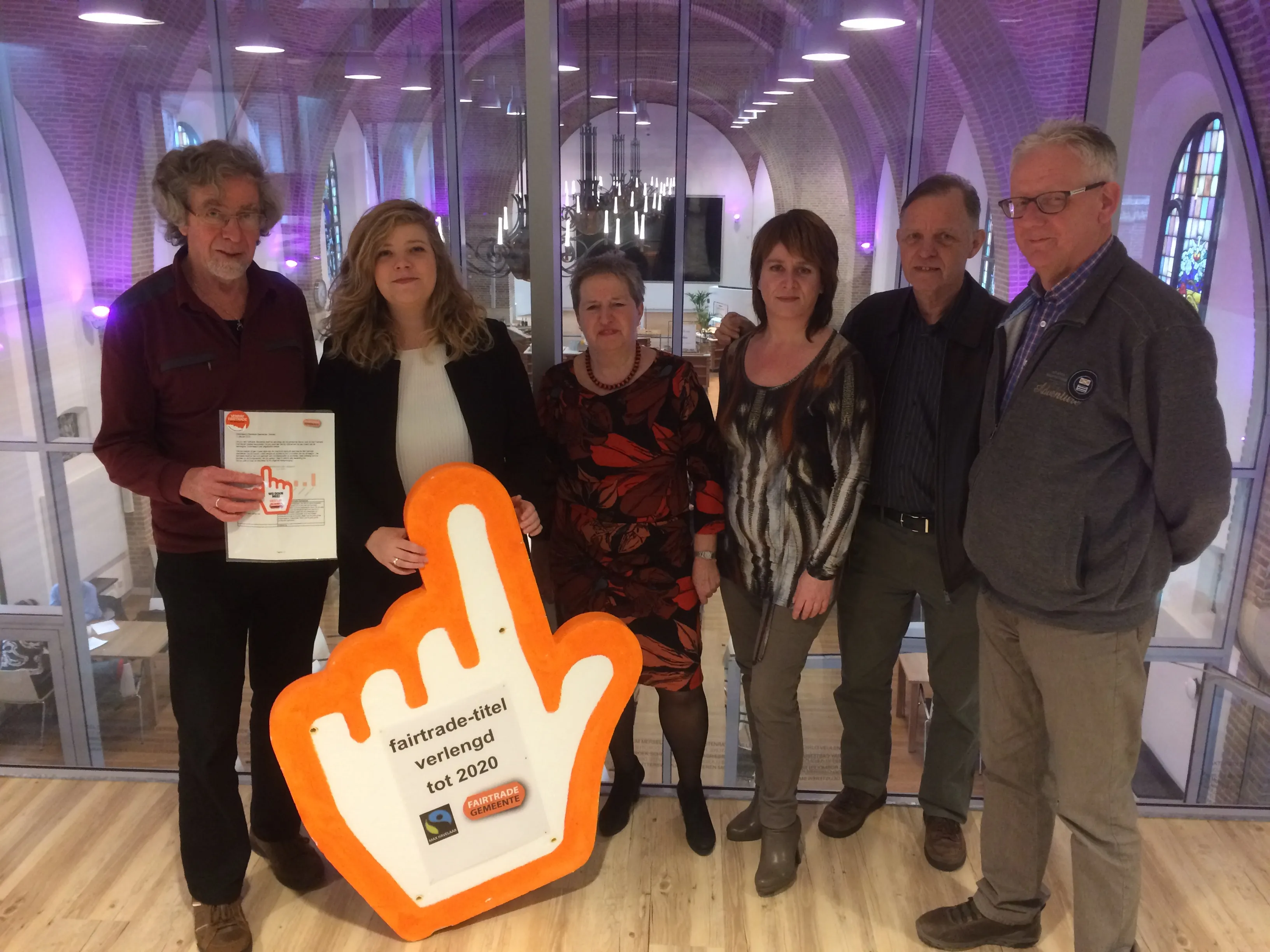 180209 foto aanbieding wethouder titelverl fairtrade gemeente1