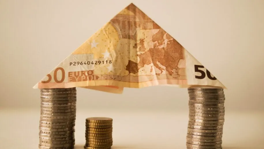 geld betalen euro scaled 915x518 1