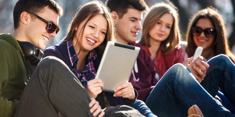 young people using smartphones and tablets1 900x450