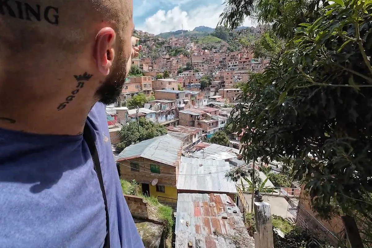 thumb vk ghetto youtuber spanian brengt bezoek aan wijk waar bendes de baas zijn in medellin